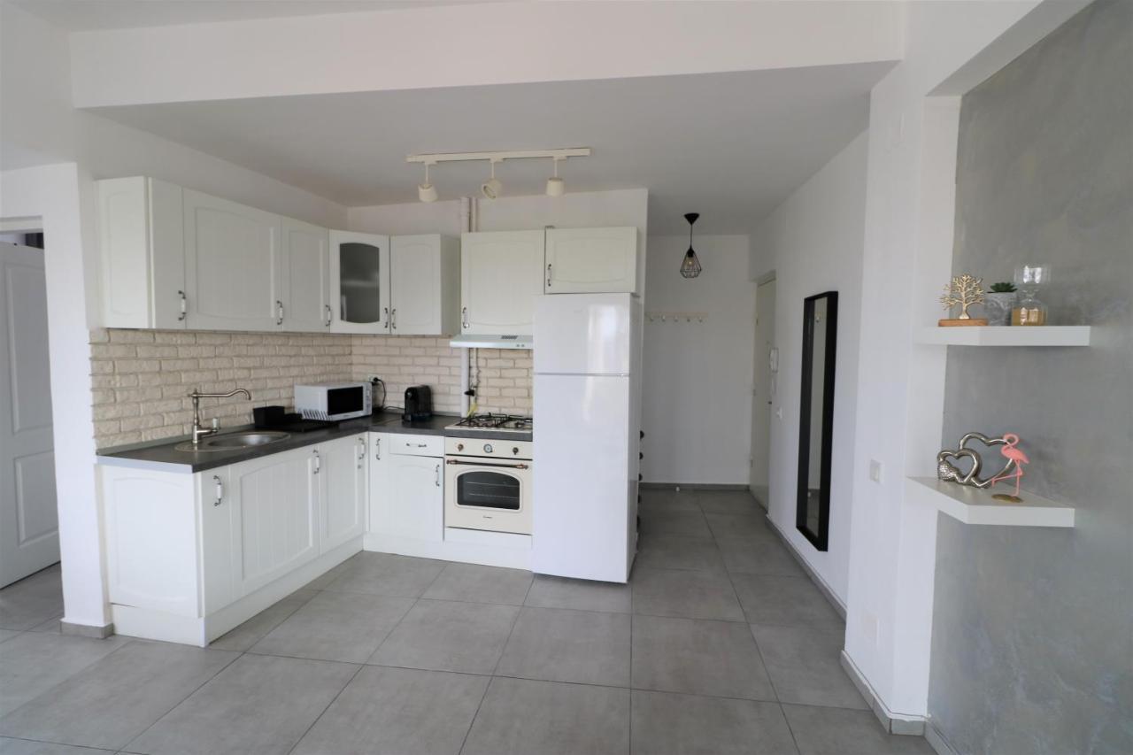 Serenity Heights Apartment: A Panoramic Haven Near Old Town - Free Minibar บูคาเรสต์ ภายนอก รูปภาพ