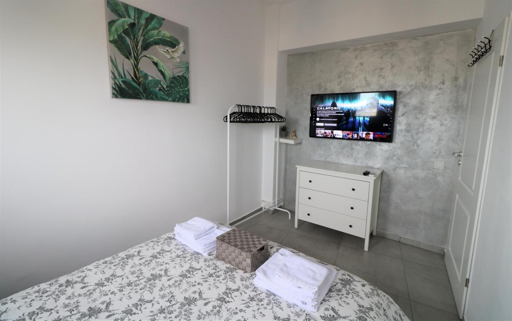 Serenity Heights Apartment: A Panoramic Haven Near Old Town - Free Minibar บูคาเรสต์ ภายนอก รูปภาพ