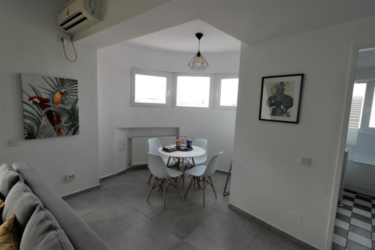 Serenity Heights Apartment: A Panoramic Haven Near Old Town - Free Minibar บูคาเรสต์ ภายนอก รูปภาพ