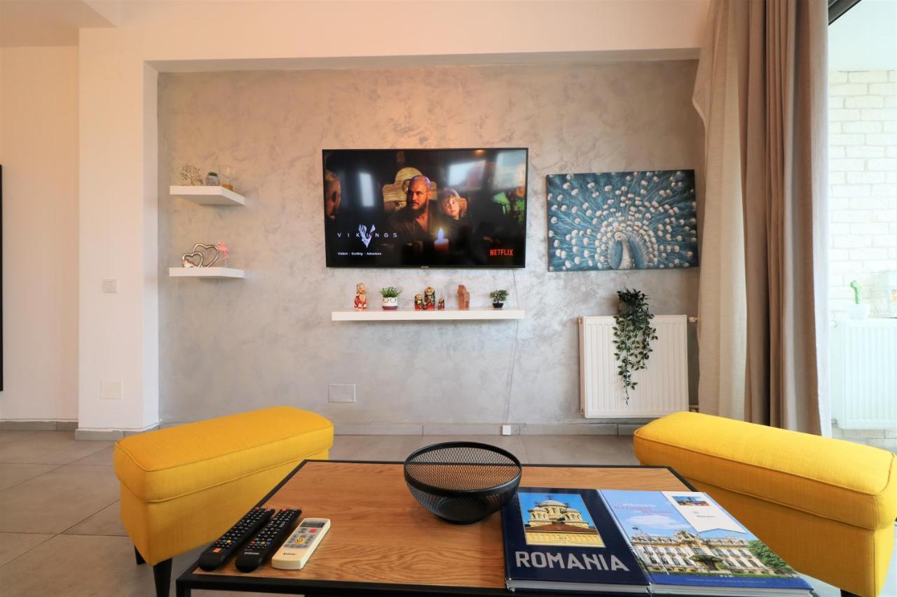 Serenity Heights Apartment: A Panoramic Haven Near Old Town - Free Minibar บูคาเรสต์ ภายนอก รูปภาพ
