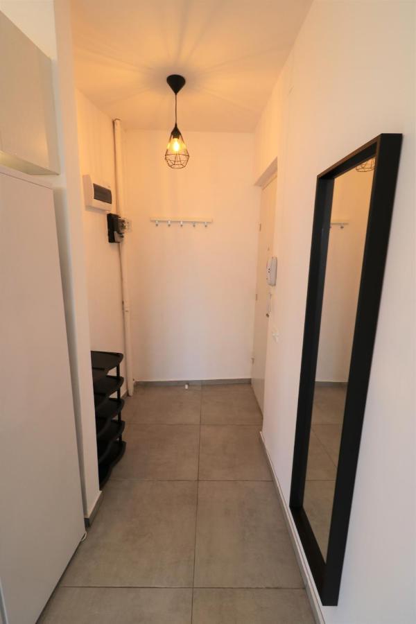 Serenity Heights Apartment: A Panoramic Haven Near Old Town - Free Minibar บูคาเรสต์ ภายนอก รูปภาพ