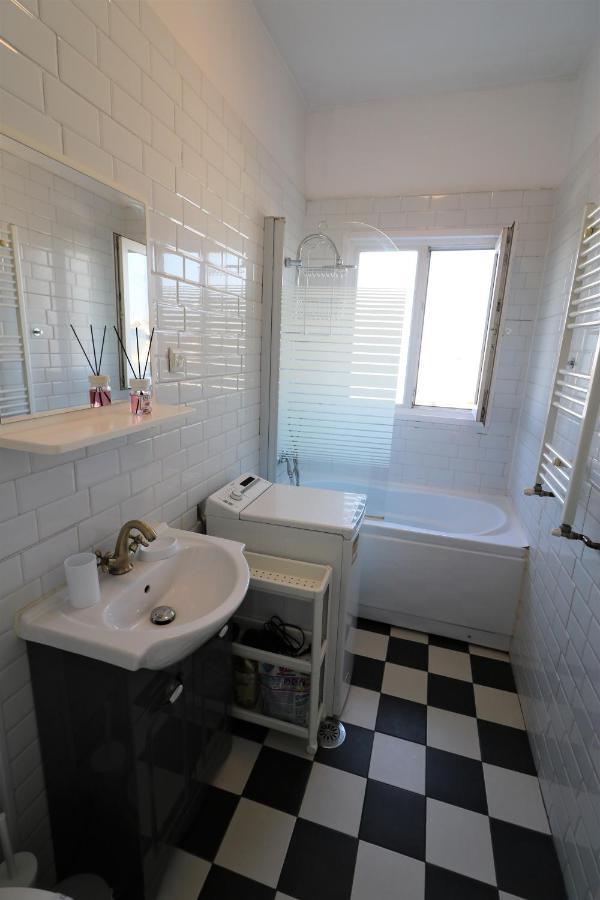 Serenity Heights Apartment: A Panoramic Haven Near Old Town - Free Minibar บูคาเรสต์ ภายนอก รูปภาพ