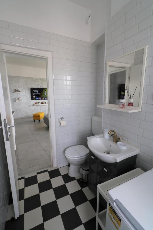 Serenity Heights Apartment: A Panoramic Haven Near Old Town - Free Minibar บูคาเรสต์ ภายนอก รูปภาพ