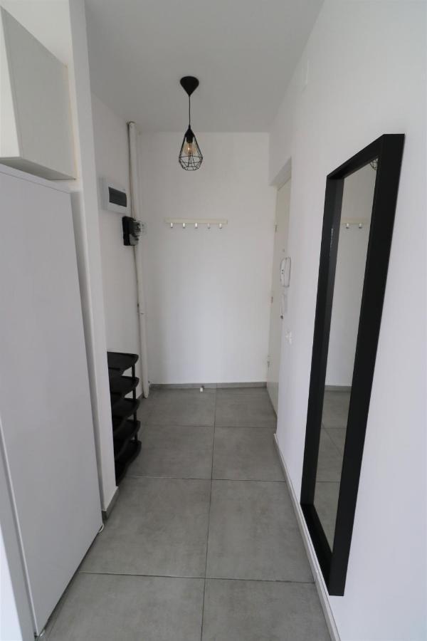 Serenity Heights Apartment: A Panoramic Haven Near Old Town - Free Minibar บูคาเรสต์ ภายนอก รูปภาพ
