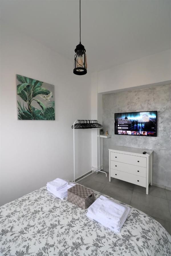 Serenity Heights Apartment: A Panoramic Haven Near Old Town - Free Minibar บูคาเรสต์ ภายนอก รูปภาพ
