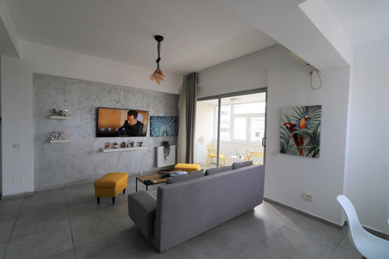 Serenity Heights Apartment: A Panoramic Haven Near Old Town - Free Minibar บูคาเรสต์ ภายนอก รูปภาพ