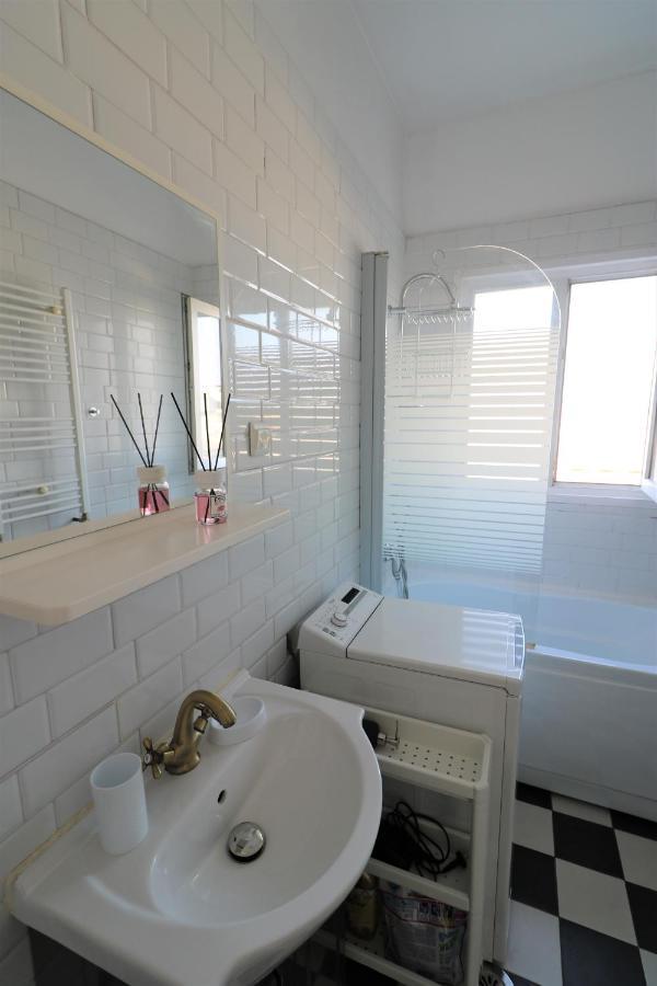 Serenity Heights Apartment: A Panoramic Haven Near Old Town - Free Minibar บูคาเรสต์ ภายนอก รูปภาพ