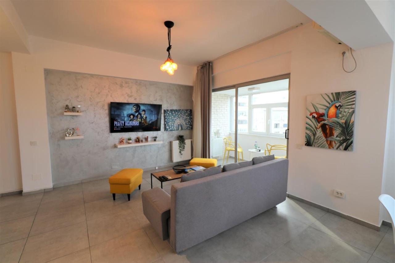Serenity Heights Apartment: A Panoramic Haven Near Old Town - Free Minibar บูคาเรสต์ ภายนอก รูปภาพ